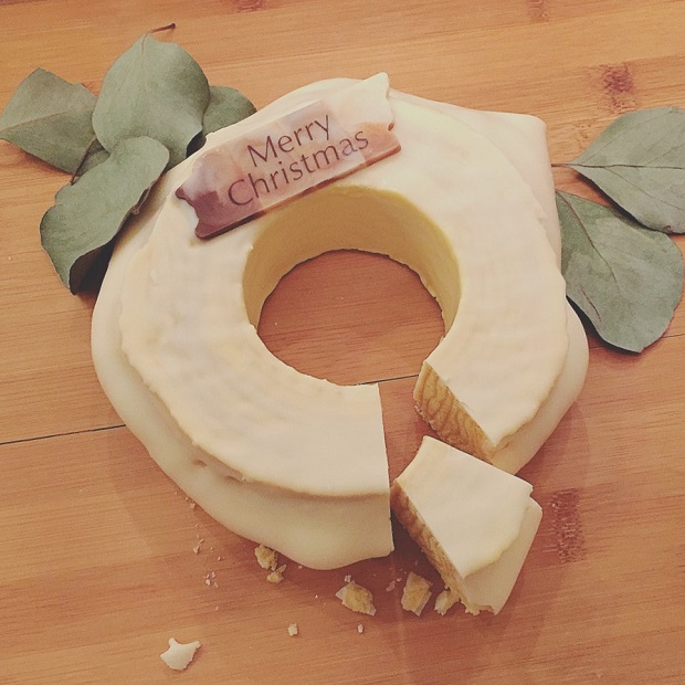 マウントバームのホワイトチョコがけをカットした写真