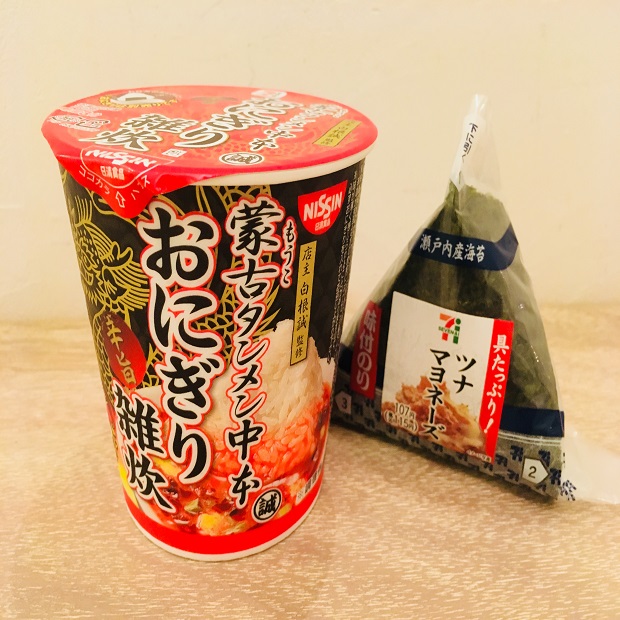 中本おにぎり雑炊とツナマヨおにぎりの写真