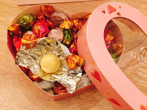 GODIVAのアソートチョコレートの包み紙を開けた写真