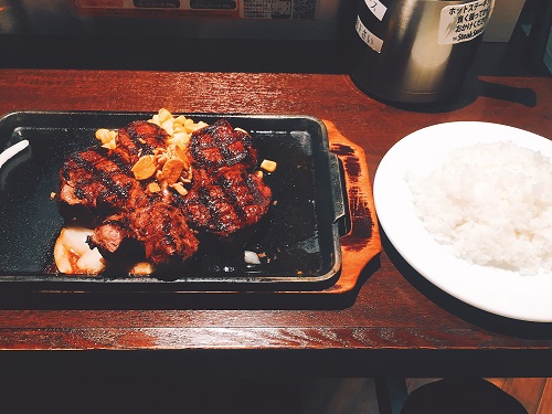 いきなりステーキのヒレ300gとライスの写真