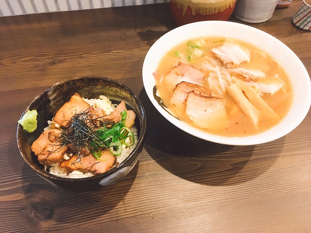 村田商店の中華そば(チャーシュー入り)とチャーシュー丼の写真