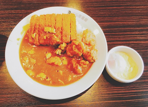 チキン三昧カレーにトッピング「半熟タマゴ&タルタルソース」の写真