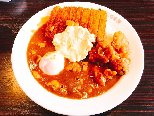 チキン三昧カレーと半熟タマゴ&タルタルソースの写真