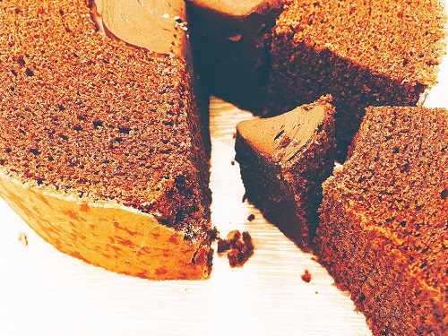 クラブハリエ「ショコラバーム」を切り分けた写真