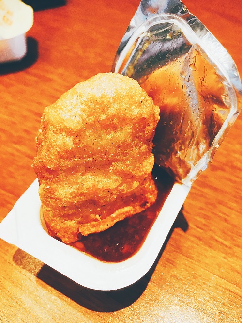 しょうが醤油ソースにチキンナゲットが入った写真
