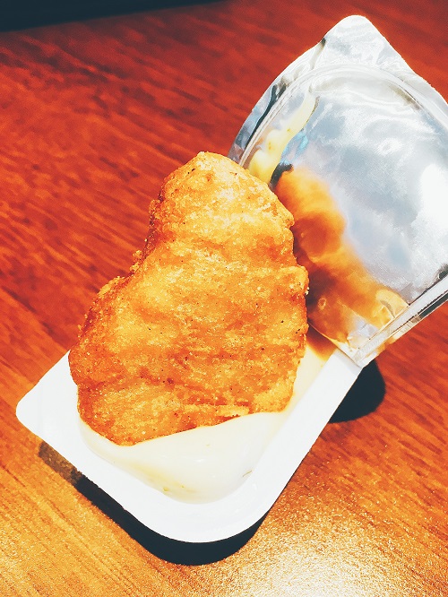 タルタルソースにチキンナゲットが入った写真