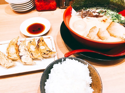 ラーメンまこと屋の牛じゃんラーメン全部のせと餃子セット