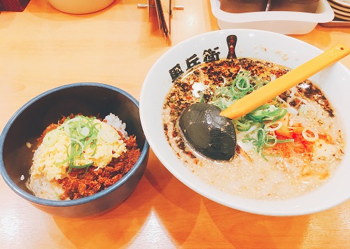 九州ラーメン黒兵衛の黒スタミナと豚たまこの写真