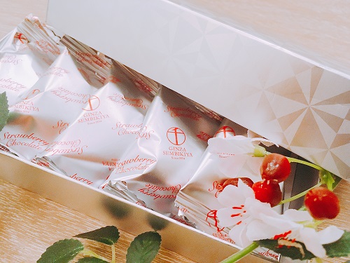 銀座千疋屋いちごショコラの外装を開けた写真