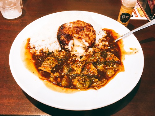 スパイスカレーTHEポークとチーズインハンバーグの写真