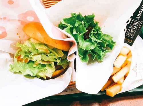 テリヤキチキンとモスライスバーガーの商品写真