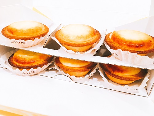 BAKEチーズタルトの箱を開けた写真