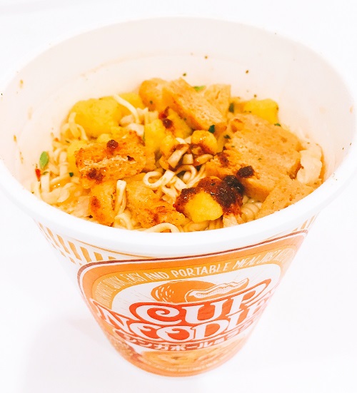 日清カップヌードル(シンガポール風ラクサ)の蓋を開けた写真