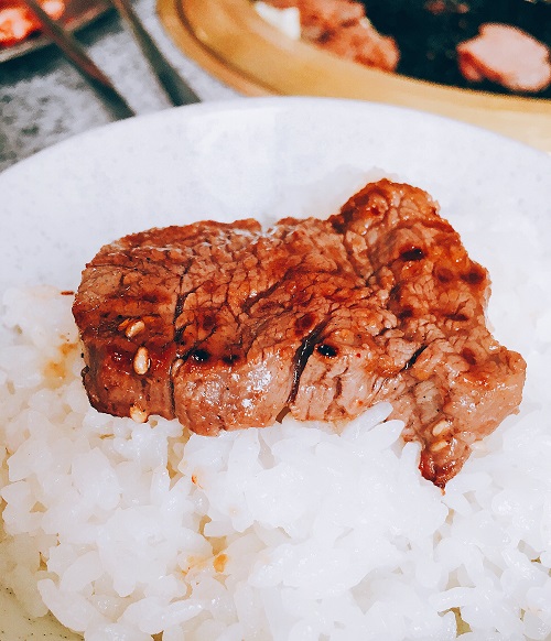 大盛りご飯と淡路牛の焼肉