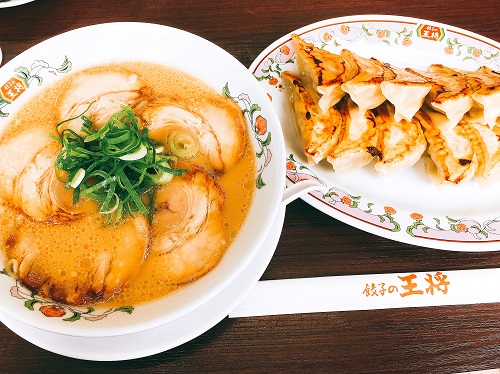 餃子の王将 チャーシュー麺と餃子の写真