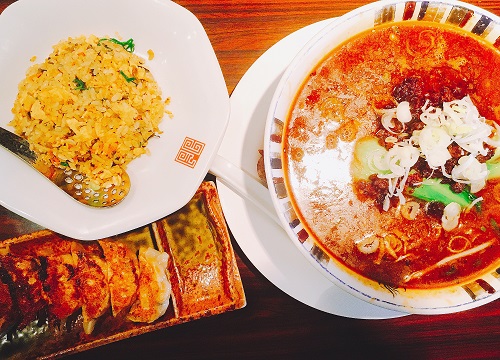 四川拉麺の黒胡麻担担麺と餃子チャーハン