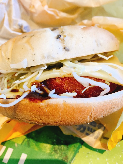マックの黒カレーカツバーガー