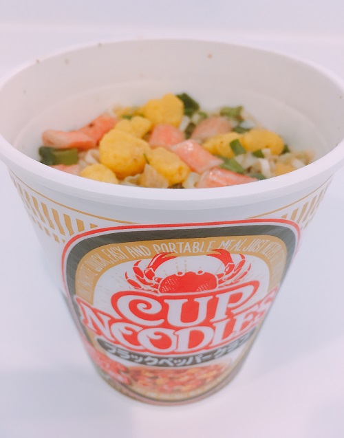 日清カップヌードル ブラックペッパークラブの中身