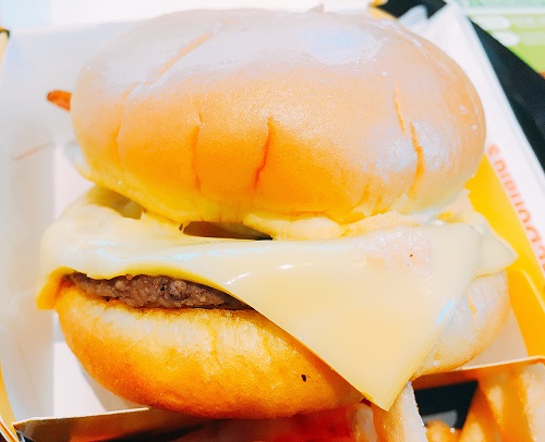 金の月見バーガーの写真