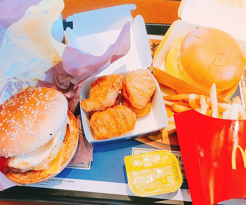 金の月見バーガーセットの写真