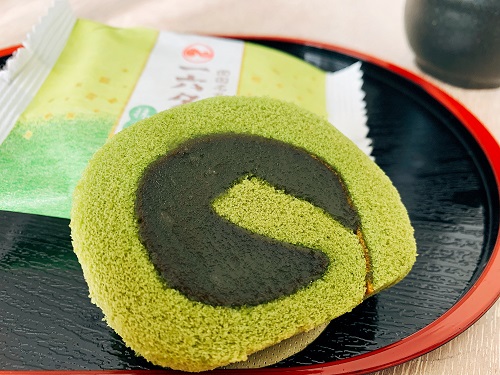一六タルトの抹茶味とお茶