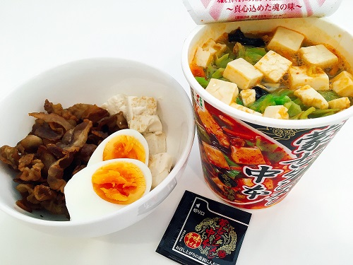 中本カップ麺とトッピング用の具材