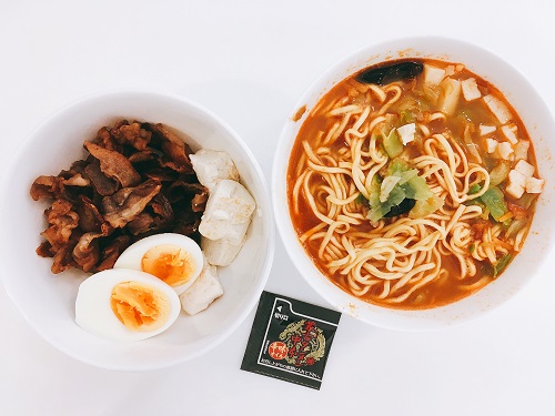 中本カップ麺と3種類の具材