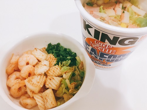 シーフードヌードルと魚介類の写真