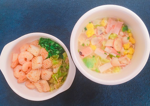 シーフードヌードルと魚介類の写真 上から