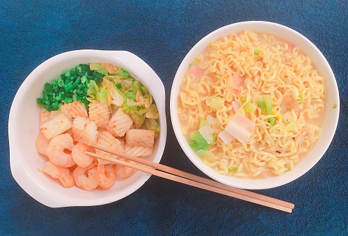 シーフードヌードルに魚介類プラス