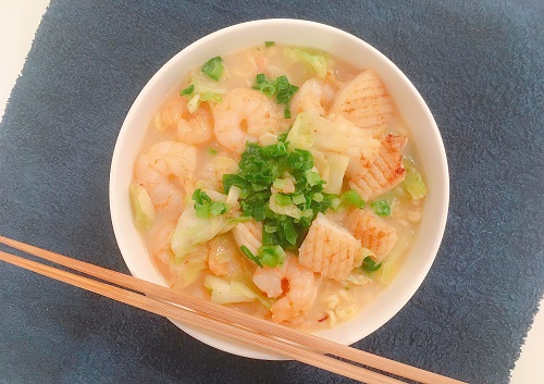 シーフードヌードルに魚介類トッピング