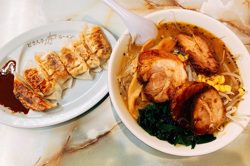 どさん子ラーメンの味噌チャーシューと餃子