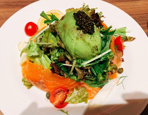 俺のイタリアン アボカドとサーモンのサラダ