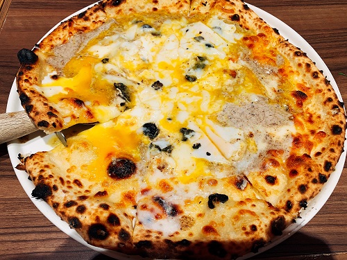 俺のイタリアン トリュフとポルチーニのビスマルクピッツァ