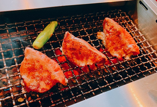 叙々苑の上ネギタン塩焼の焼き上がり