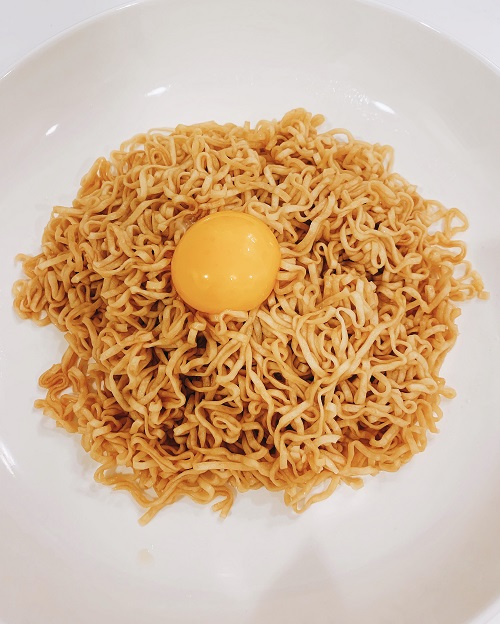 汁なしチキンラーメンと生卵