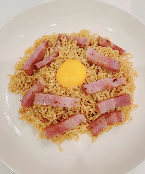 汁なしチキンラーメンとベーコン