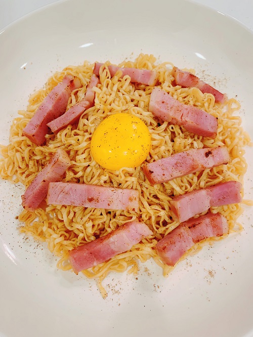 汁なしチキンラーメンとベーコンに塩コショウ