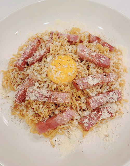 チキンラーメンアレンジ(カルボナーラ)