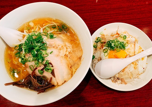 ラーメンミナミ十字星の十字星ラーメンと焼豚玉子飯のセット