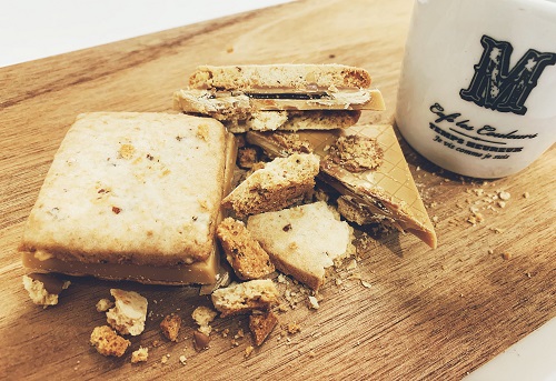 グラノーラキャラメルサンドの商品写真