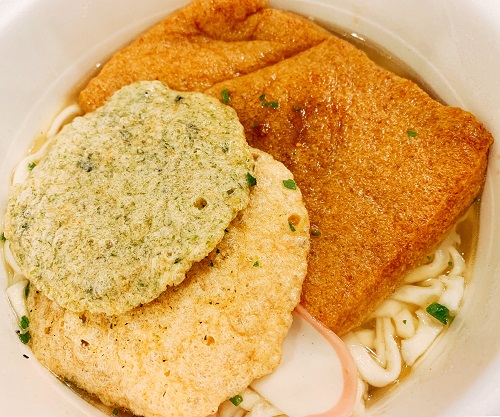 どん兵衛と築地ちとせの2種類のせんべいの写真