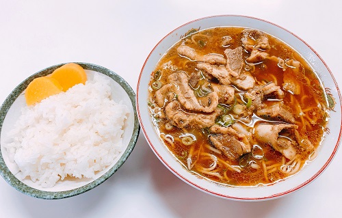 いのたに鳴門店の中華そば肉入り(大)とライス