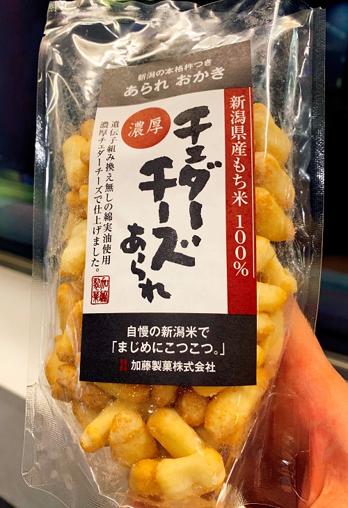 チェダーチーズあられと羽田空港