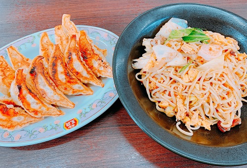 餃子の王将の極王焼そばと餃子