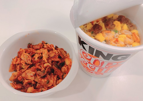 日清カップヌードルと豚キムチの写真