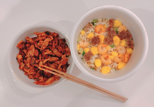 カップヌードルと豚キムチの写真 上から