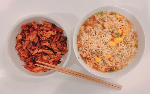 日清カップヌードルに豚キムチプラス