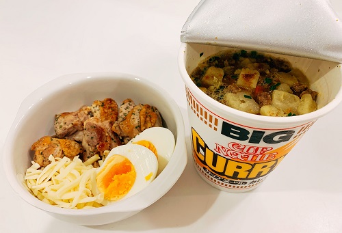 日清カップヌードルカレー味とバターチキンの写真