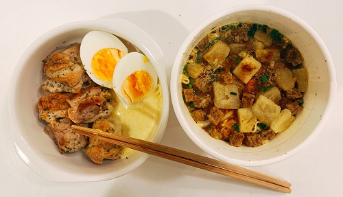 日清カップヌードルカレー味とバターチキンの写真 上から